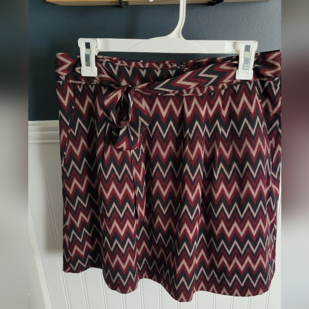 Banana Republic Chevron Mini Skirt - Black, Red, Cream. Size 6.